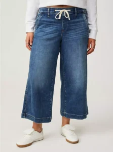 Plus size woman wearing Torrid wide leg ankle crop jeans with sandals